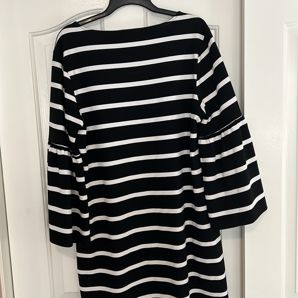 Lovely Calvin Klein dress with a great bell sleeve. Size L. - Picture 5 of 6